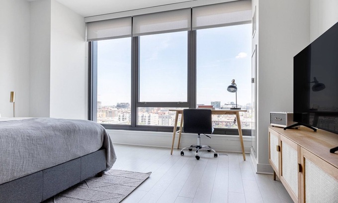 West Loop Apartment | Luxe West Loop Studio w/Gym, Pool, Coworking, walk to UIC, by Blueground