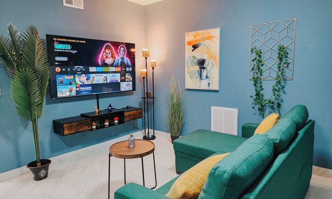 Center City Apartment | Luxi/2 King Beds/65" 4K TV/Rain Shower/W/D