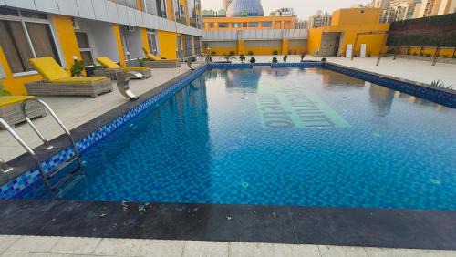 Noida House | Luxuries Stay in Noida with Swimming Pool #Night Club #Party #Cafe at Mall - GHUMLOO