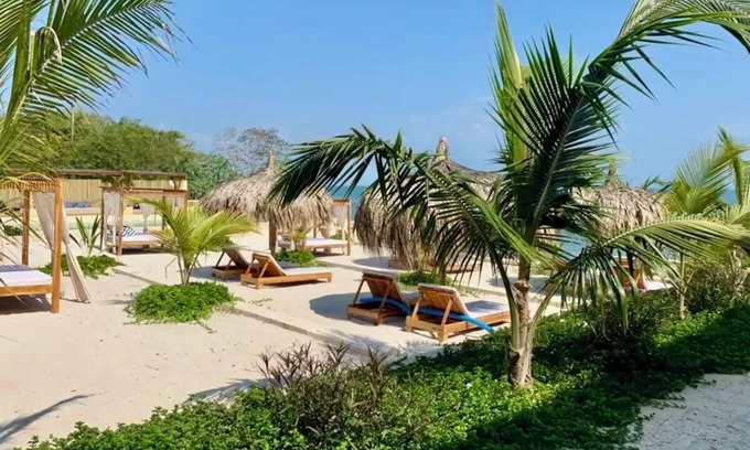 San Pedro Villa | Luxurious Beach Villa: Turquoise Waters in the Heart of Baru Island