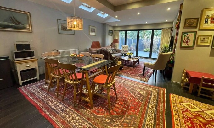 Turnham Green Apartment | Luxurious 1 Bedroom flat with Private Garden