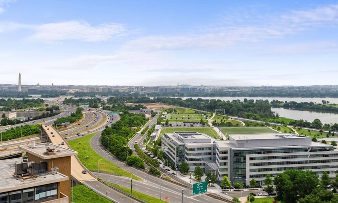 Pentagon City Apartment | LUXURIOUS | 1BD 1 DEN | NEXT TO METRO & DC