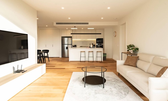 Chadstone Apartment | Luxurious 3 Bedroom Home near Chadstone with Parking