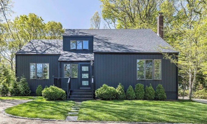 Noyack Cottage | Luxurious 3-Bedroom Sag Harbor Cottage: Designer Renovation with Water Views