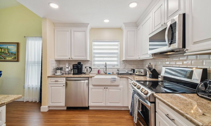 New Port Richey House | Luxurious 3bd/2ba Home with Heated Sald Water Pool