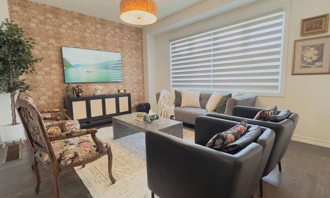 Thorold House | Luxurious 3BR Home with Hot Tub