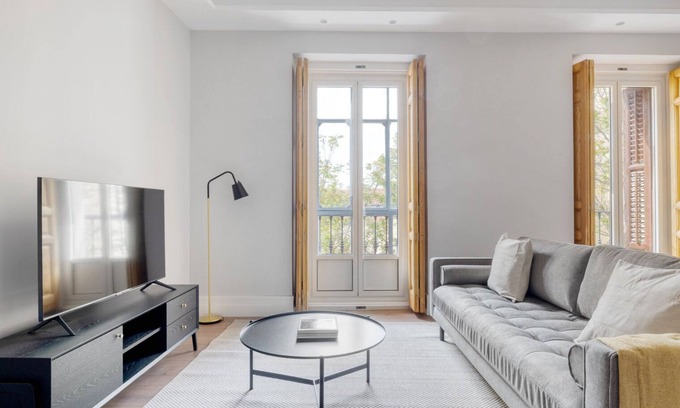 Barrio de La Latina Apartment | Luxurious 3BR in Palacio, in the heart of Madrid, by Blueground