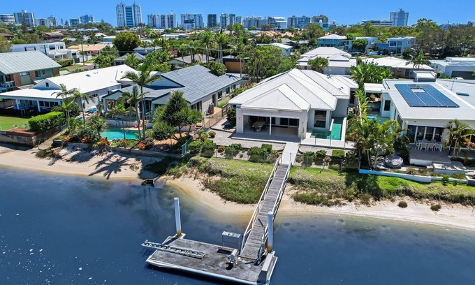 Mooloolaba House | Luxurious 4 bedroom waterfront home pet friendly near Ocean