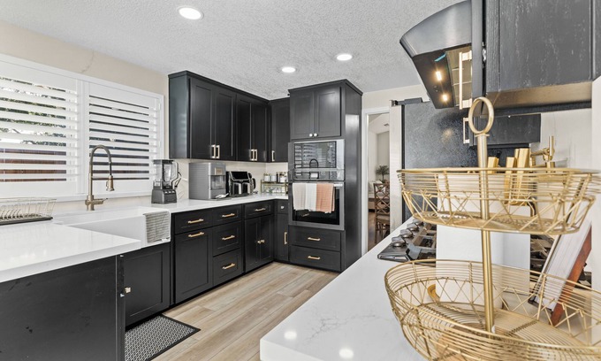 Antelope House | Luxurious 4-bedroom home located in Antelope near golf courses & cherry island