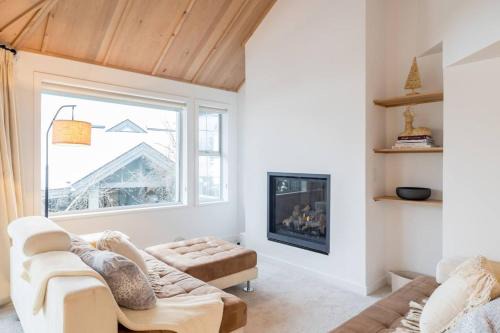 Blueberry Hill Apartment | Luxurious 4BR, Patio, BBQ, 5 min to Village & Lakes