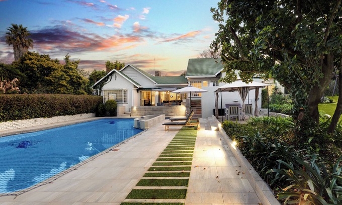 Greater Johannesburg Metropolitan Area House | Luxurious 5 Bedroom Bryanston Getaway