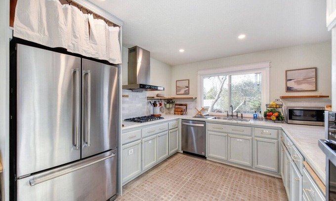 Cameron Park House | Luxurious 5BR, 3BA home with full kitchen, 2 living rooms, office and yard.