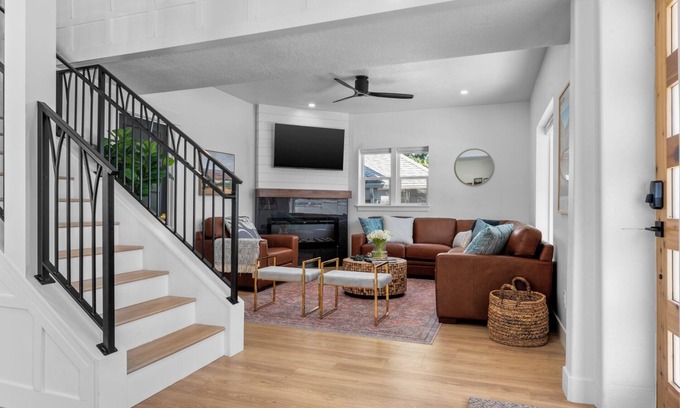 Provo House | Luxurious 7BR/4BA retreat! Hot Tub, Fire Pit, Arcade Games, Huge Covered Patio