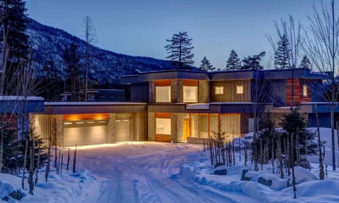 Sea to Sky Highway House | Luxurious 7BR Escape w/Mountain Views & Privacy