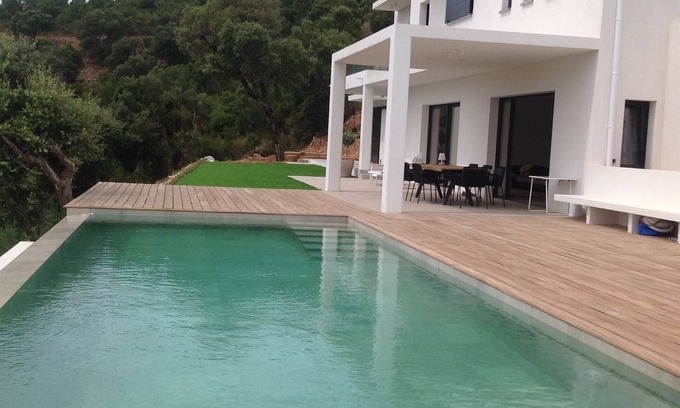 La Londe-les-Maures Apartment | LUXURIOUS APARTMENT. IN CONTEMP VILLA. AIR CONDITIONING, SUPERB SEA VIEW, HEATED POOL