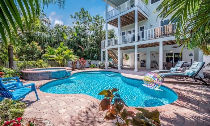 Holmes Beach House | Luxurious Beach Haven- 2-min walk to beach access, pool, spa and putting green!