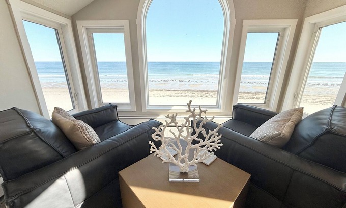 Biddeford Cottage | Luxurious Beachfront New England Cottage
