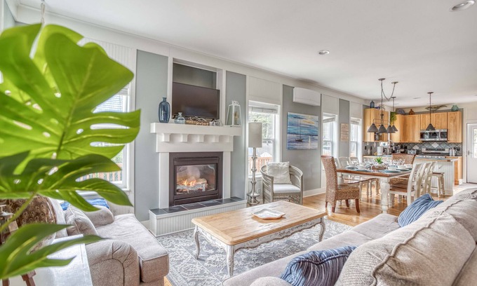 Lincoln Beach House | Luxurious Bella Beach Fun-3 King Beds-Hot Tub-Gazebo-Fire Pit-Media-Game Room