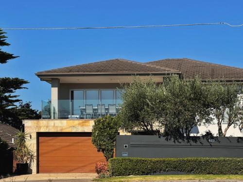 Frankston South House | Luxurious Comfort with Bay Views