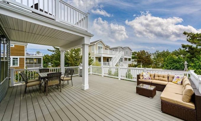 Fenwick Island House | Luxurious & Comfy ~ 1 Block to Beach ~ ♛Royal Beds