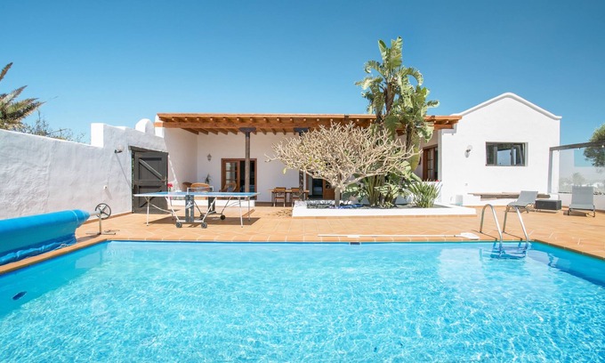 Tinajo House | Luxurious Country House "El Quinto" with Pool, Terrace, Garden & Wi-Fi