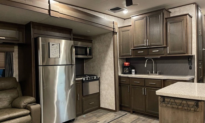 Lexington House | Luxurious Cozy RV Open Range Glamping Experience
