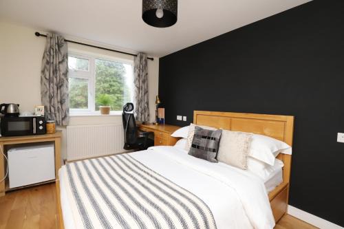 Oxford House | Luxurious double bedroom, ensuite with free Wifi.