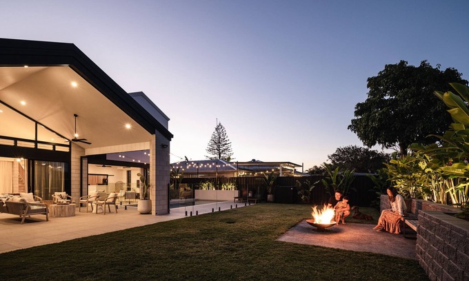 Palm Beach House | Luxurious Family Coastal Retreat. Spacious seaside glamour.