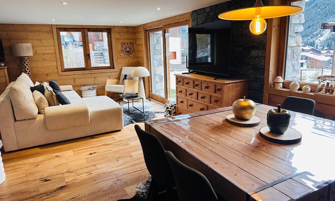 Pralognan-la-Vanoise Apartment | Luxurious 3-room apartment with garden, near ski lift, private parking