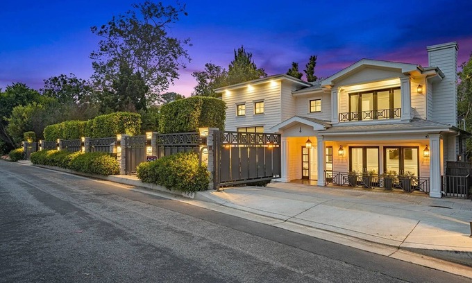 Brentwood House | Luxurious Gated & Private Estate in Brentwood w/6 Bedroom, Pool, Movie Theater