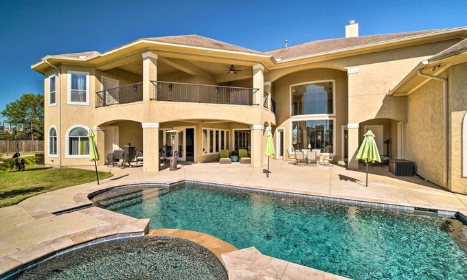 Humble House | Luxurious Getaway w/pool! 4 min from airport!