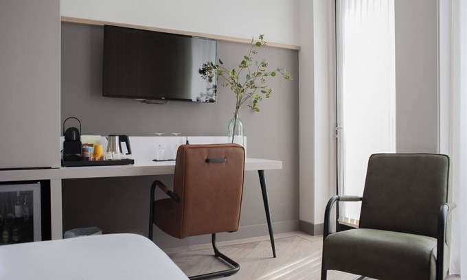 Voorthuizen Hotel | Luxurious hotel room for 4 people at De Boshoek on the Veluwe, with air conditioning, Nespresso machine, and meadow views. Book your sustainable holiday!