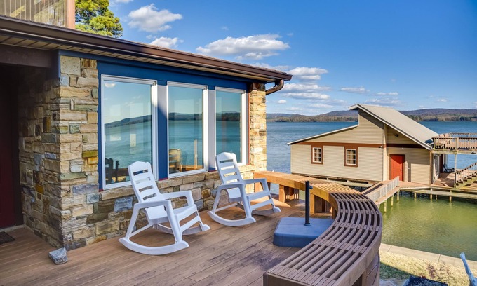 Groveoak Cottage | Luxurious Lakefront Paradise in Scottsboro w/Dock