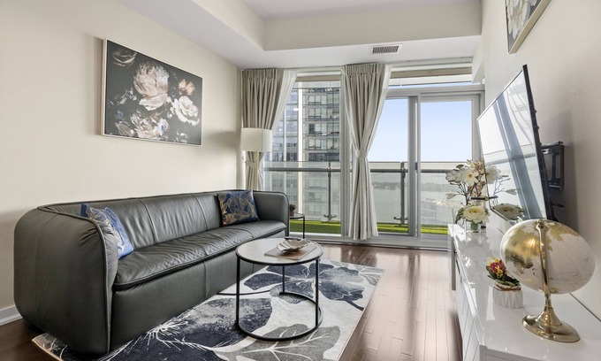 Toronto Entertainment District Condo | Luxurious lakeview condo near Scotiabank Arena with parking