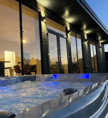 Wick Villa | Luxurious Lodge with Hot Tub on NC500 - Thrumster Lodges