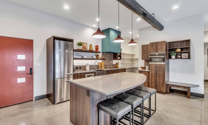 Star House | Luxurious, Modern 1 King Bed Downtown Star Studio