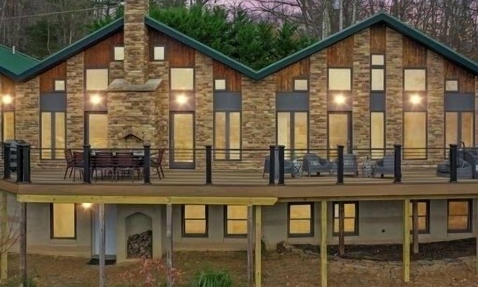Berkeley Springs House | ✨Luxurious Mountaintop Lodge🏔️ Scenic Views🫧Hot Tub under the BIG SKY STARS 🌟