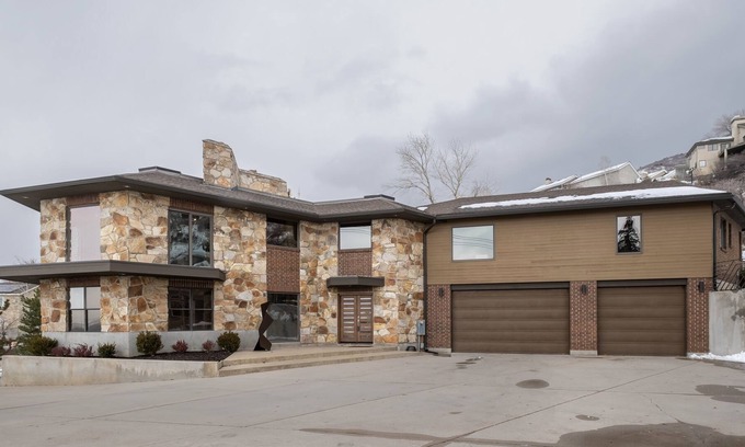 Holladay House | Luxurious Mountainside Home