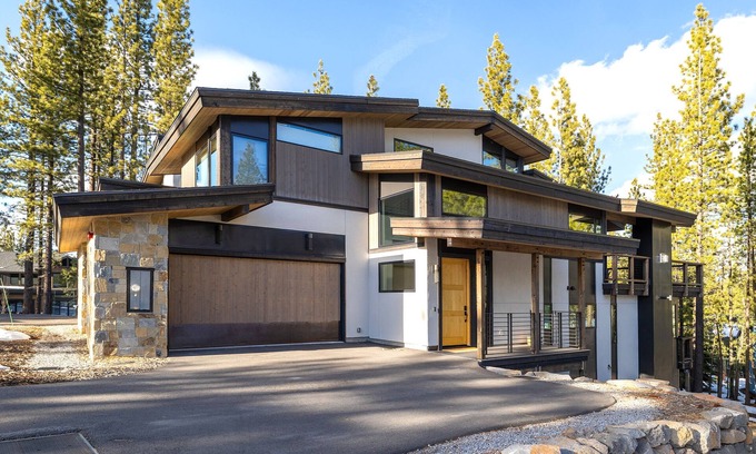 Truckee House | Luxurious Mountain Modern