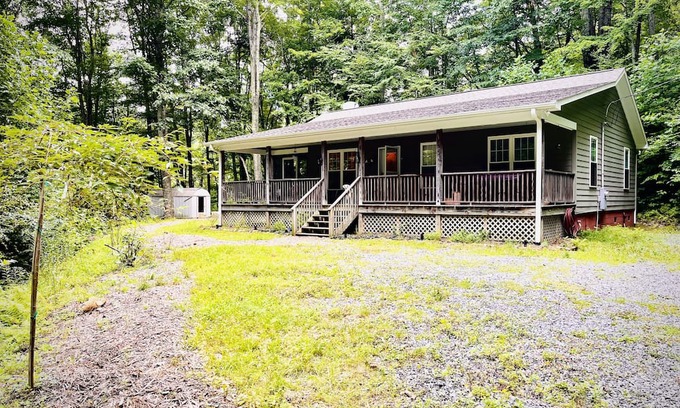 Hot Springs Cabin | Luxurious Mountain Cottage with Hot Tub and Full Amenities