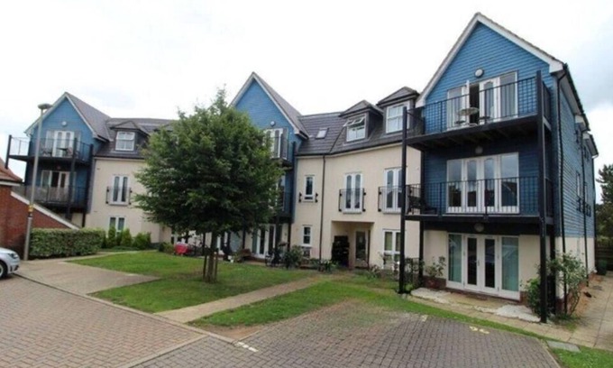Milton Keynes Condo | Luxurious One Bed Renovated Flat in Milton Keynes