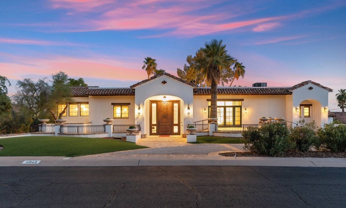 Lincoln Heights House | Luxurious Paradise Valley Mansion with a Private Pool