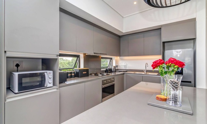 Greater Johannesburg Metropolitan Area Apartment | Luxurious & Peaceful Sandton 3-bed - Backup Power