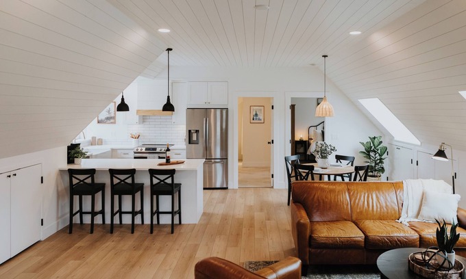 Popkum House | Luxurious PNW loft with/panorama mountain views.