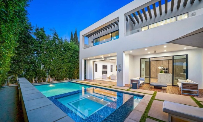 Mid City House | Luxurious Retreat - Modern House with Pool