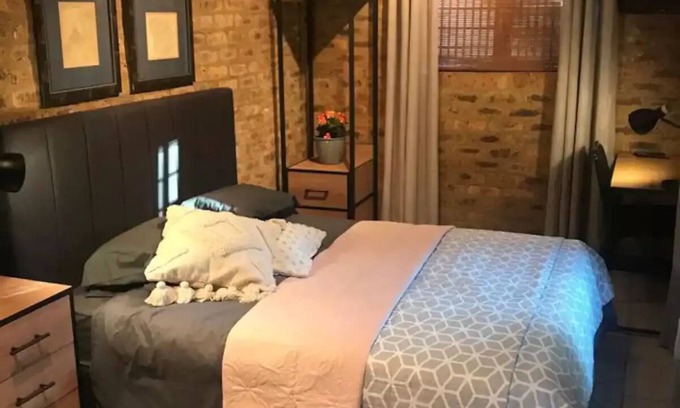 Die Wilgers Bed & Breakfast | Luxurious Room Accommodation with living area for single person or a couple! 🌟n