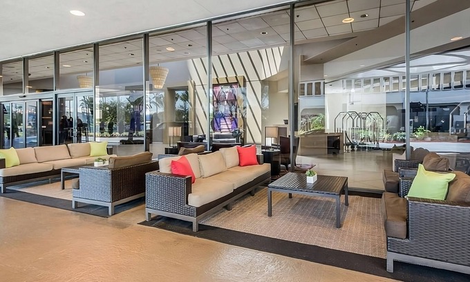 Los Angeles Resort | Luxurious Stay Near LAX with Great Amenities! Pets Allowed, Airport Shuttle!
