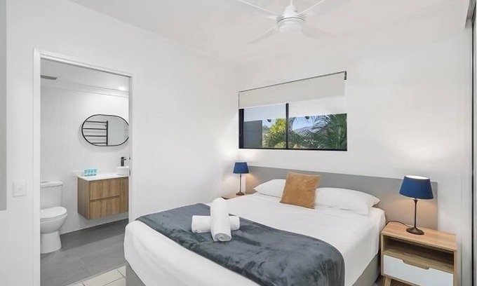 Trinity Beach Apartment | Luxurious Studio with Lush Mountain Views