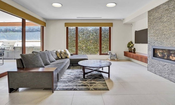 Mont Albert House | Luxurious Surrey Hills Retreat+Private Pool