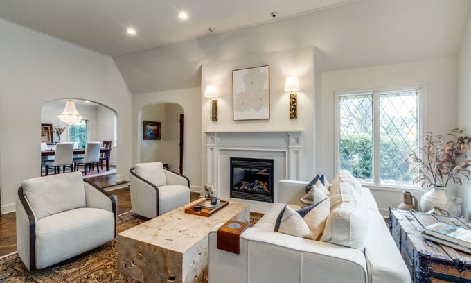 Greenland Hills House | Luxurious Updated Tudor Near Greenville Ave : Walk to Restaurants